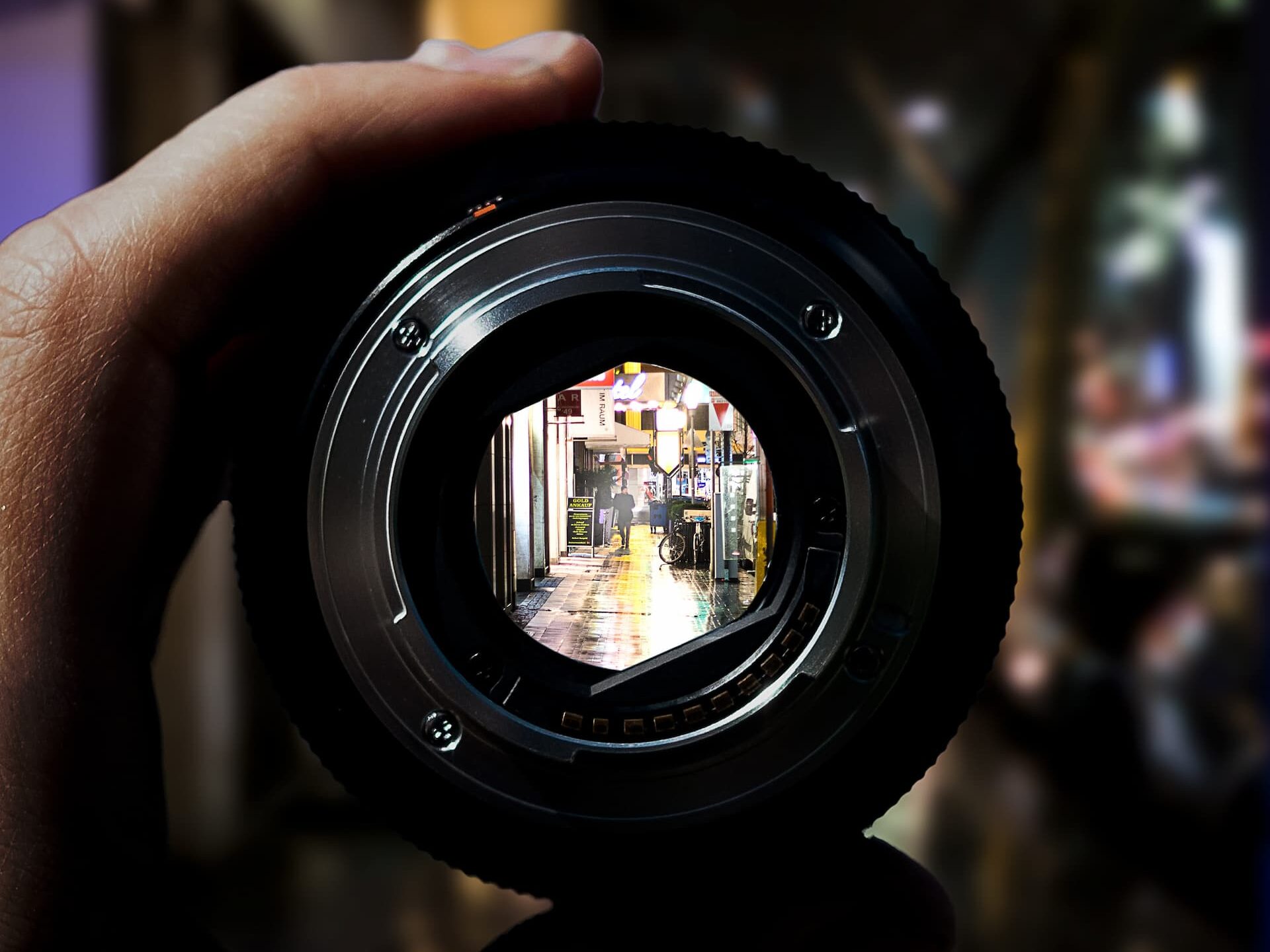 Popolnoma odprta zaslonka s pogledom na ulico